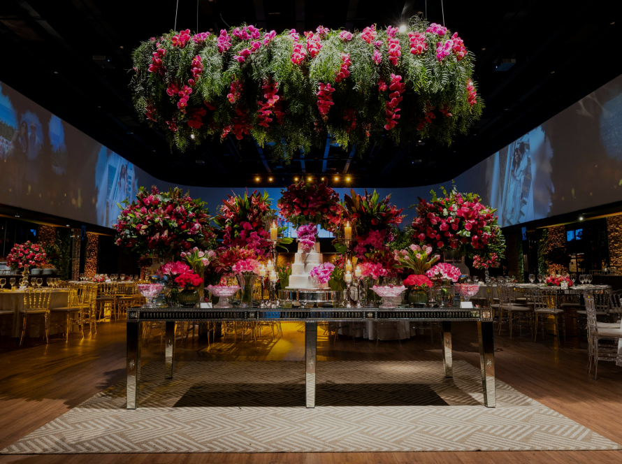 A Photo of grand wedding with grand decor